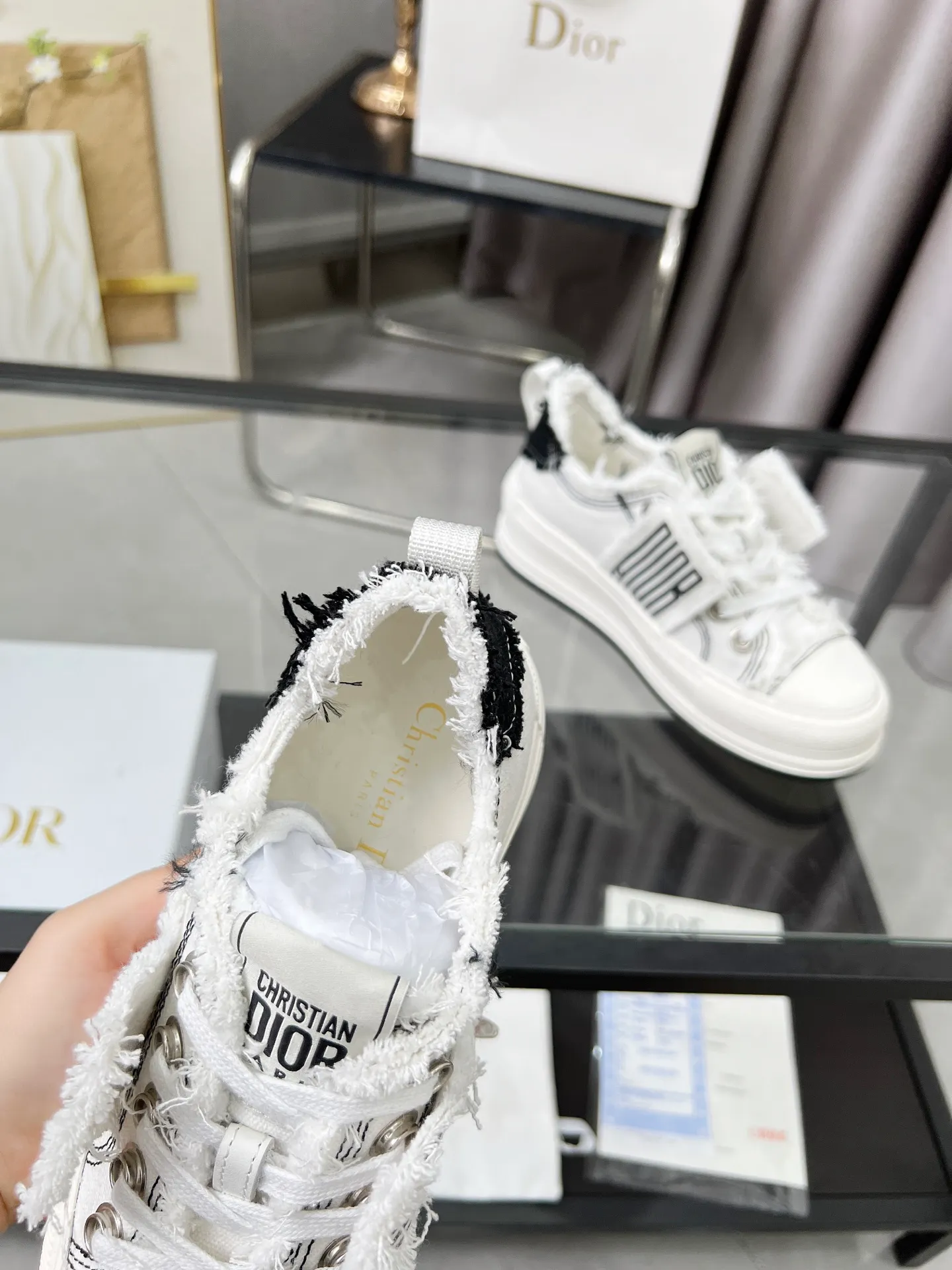Men's Men's Shoes 💰480 Dior Dior 2025 Presbyopia Embroidery Thick-soled Canvas Shoes Casual Sneakers This Walk'n'Dior thick-soled sneaker is a fashionable item that enhances the style of the series. Oblique printed cotton embroidered upper with comfortable platform sole, tongue and Christian Dior Homme 💰aris signature laces. Can add fashionable temperament to any casual look Size: 35-45